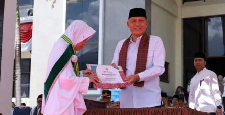 Wabup Pasaman Sabar AS menyerahkan sertifikat kepada peserta kegiatan Wisuda Akbar Tahfidz Kabupaten Pasaman 2023 di Lubuk Sikaping, Rabu (23/8/2023).