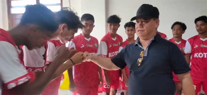 Bupati Kotim, Halikinnor menyalami para pemain sepakbola Porprov.