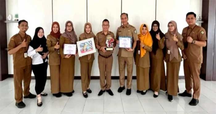 Kepala DPMPTSP Kotim Diana Setiawan bersama jajarannya menunjukkan penghargaan dan piala yang diraih Kotim pada ajang Apkasi Otonomi Expo 2023, belum lama ini. ANTARA/HO-DPMPTSP Kotim