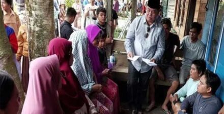 Bupati Kotim, H. Halikinnor menyerahkan bantuan kepada korban kebakaran di Kelurahan Kota Besi Hulu Kecamatan Kota Besi, Sabtu (26/8/2023).