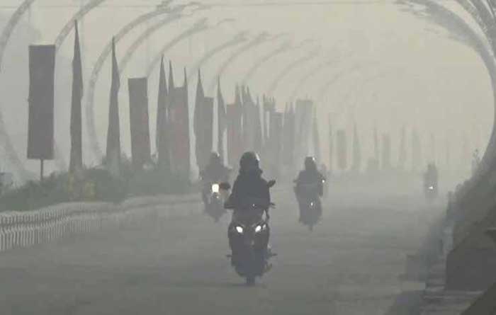 Pengendara menerobos asap yang menyebabkan kualitas udara di Sampit, Kotim semakin memburuk.