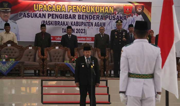 Bupati Agam Andri Warman saat mengukuhkan 63 Paskibra, Rabu 16 Agustus 2023.