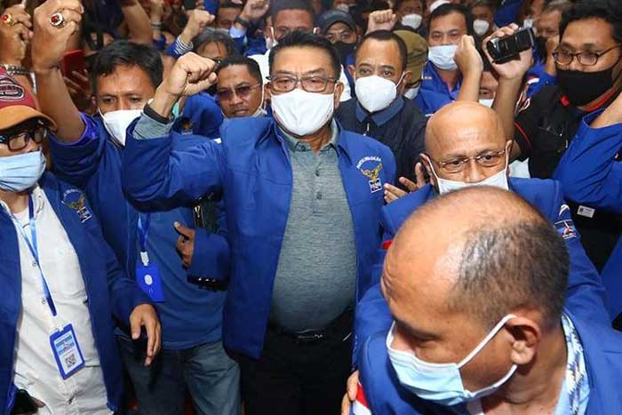 Moeldoko di tengah-tengah pendukungnya dari Partai Demokrat
