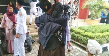 Perjalanan Haru, Orang Tua Paskibraka Agam Tempuh Hujan dan Jarak Demi Sang Buah Hati
