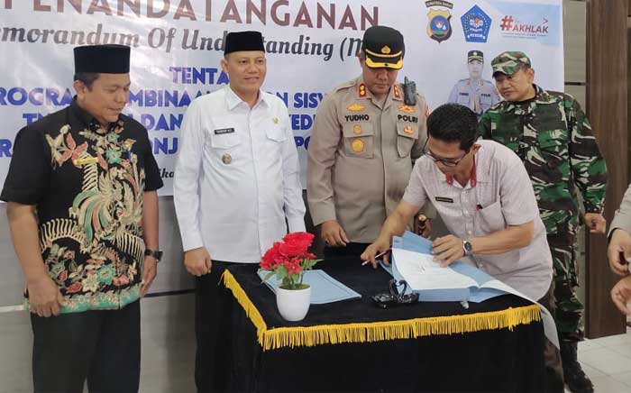 Wabup Pasaman Sabar AS menghadiri acara penandatanganan MoU program pembinaan calon siswa masuk TNI, Polri dan sekolah kedinasan di Aula Polres Pasaman, Rabu (30/8/2023).