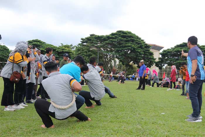 Lomba tarik tambang semarakkan HUT RI ke-78 di Kabupaten Agam.