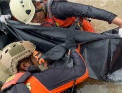 Tragedi di Aliran Sungai, Sopir L300 Ditemukan Tewas Oleh Tim Gabungan BPBD Setelah Pencarian Melelahkan