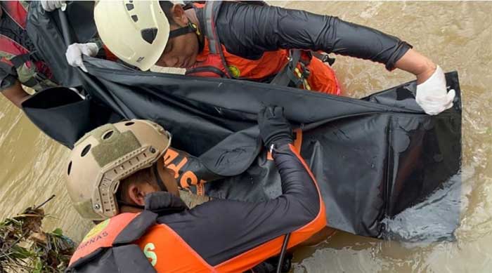 Tim BPBD mengevakuasi sopir L300 yang terseret harus deras.