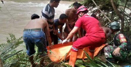 Tim gabungan mengevakuasi korban tewas akibat satu unit mobil pick up L300 jatuh masuk jurang dan terseret harus.