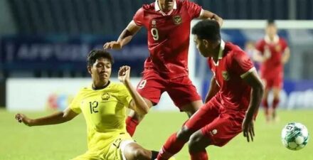 Skuad Timnas Indonesia U23 saat berhadapan dengan Timnas Malaysia U23.