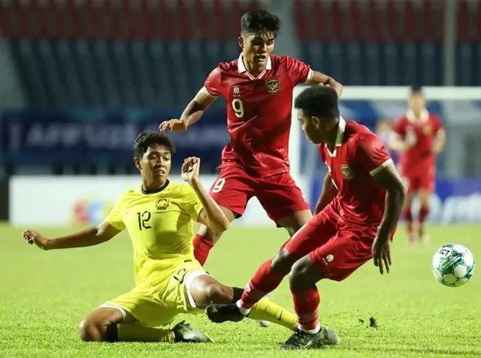 Skuad Timnas Indonesia U23 saat berhadapan dengan Timnas Malaysia U23.