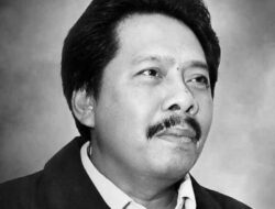 Wiztian Yoetri Terima Penghargaan dari Pemko Padang