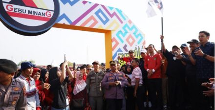 Puluhan Ribu Warga Kota Ikuti Jalan Sehat Bersama Gebu Minang dan Pemko Pariaman