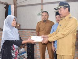 Genius Umar Serahkan Bantuan Korban Kebakaran