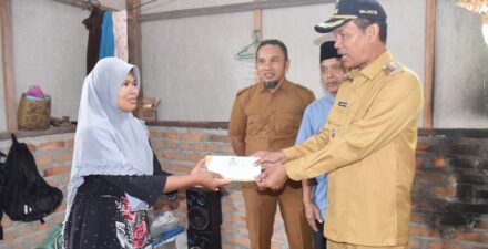 Genius Umar Serahkan Bantuan Korban Kebakaran