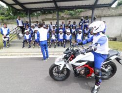 Menurunkan Kaki Kiri saat Berkendara Sepeda Motor: Pentingnya Keselamatan di Jalan