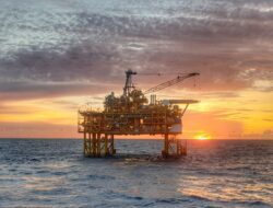 Harga Minyak Melonjak ke Level Tertinggi dalam Setengah Tahun
