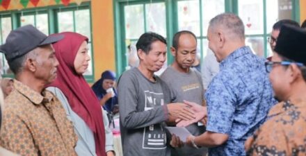Bupati Pesisir Selatan Bagikan Kartu Indonesia Sehat (KIS) ke Lebih dari 66 Ribu Masyarakat Kurang Mampu
