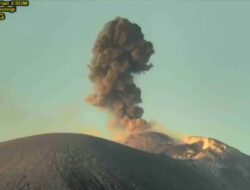 Gunung Ile Lewotolok di Kabupaten Lembata, Nusa Tenggara Timur (NTT), Erupsi