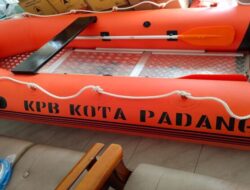 Komite Peduli Bencana Kota Padang Terima Bantuan Perahu Karet