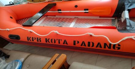 Komite Peduli Bencana Kota Padang Terima Bantuan Perahu Karet