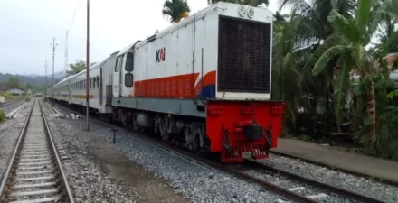 Tragis! Gadis Kecil Kehilangan Lengan Akibat Tertabrak Kereta Api di Pariaman