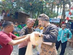 Wisatawan Prancis Bergabung dalam Lomba Manjalo Ikan Tradisional di Danau Maninjau, Sumatera Barat