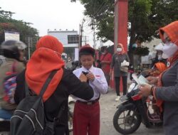 Srikandi Relawan Bagikan Ribuan Masker di Padang