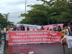 Pedagang Kaki Lima Pantai Padang Tutup Jalan Protes Relokasi