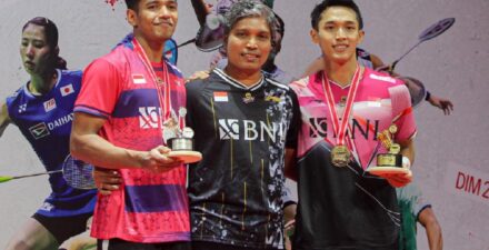 Pelatih tunggal putra Indonesia, Irwansyah bersama Chico Aura dan Jonatan Christie di podium juara