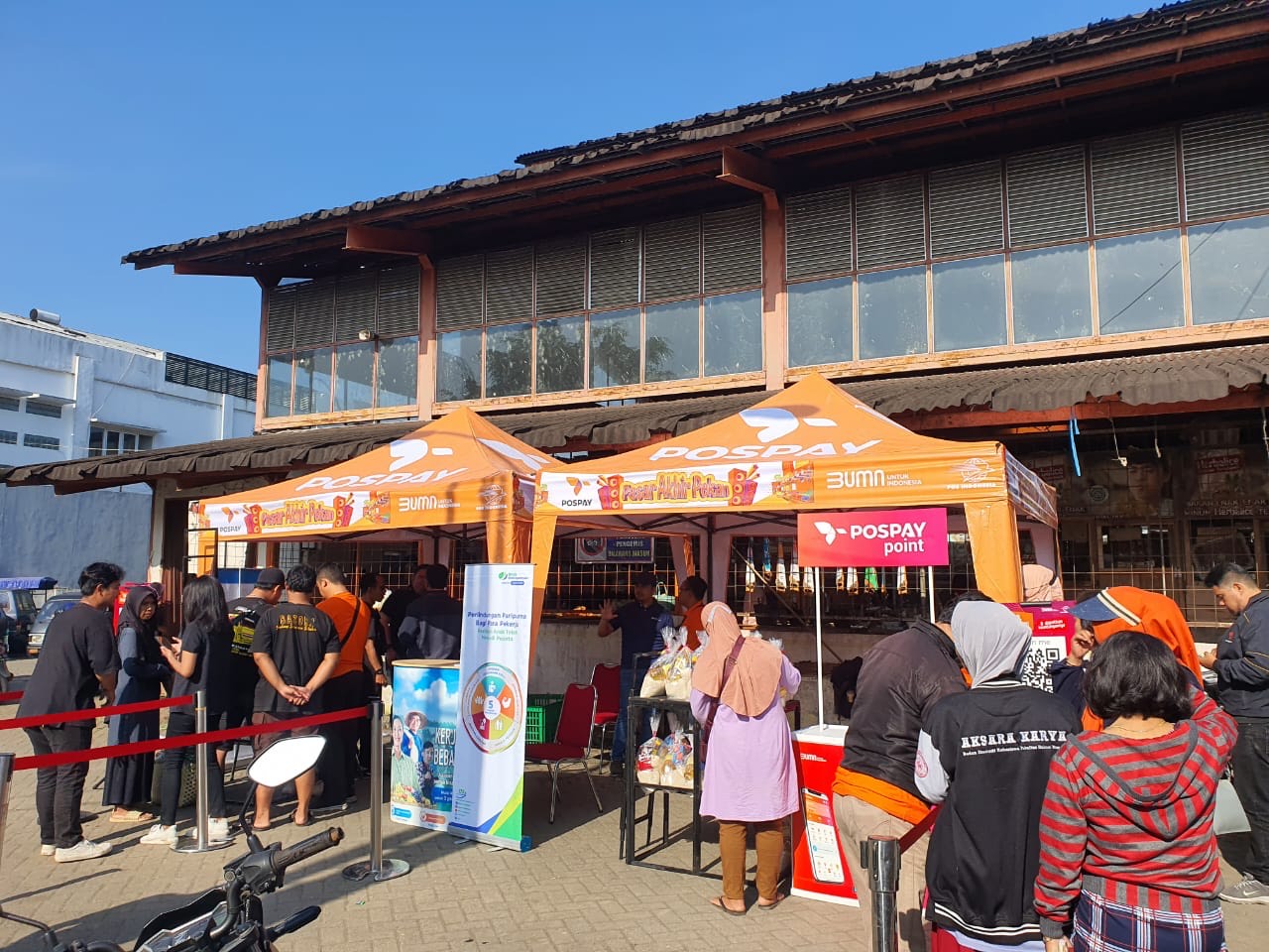 dengan aplikasi QRIS Pospay.