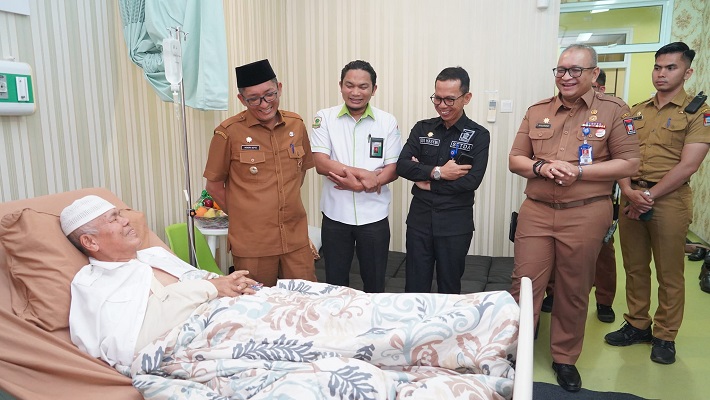 Jajaran Pemko Padang membeuk Wakil Wali Kota Padang periode 2013-2018 yang dilarikan ke rumah sakit karena terjatuh di dekat kolam ikan kediamannya.