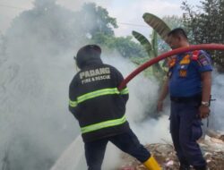 Pembakaran Sampah Nyaris Jalar ke Lahan Kosong di Kota Padang