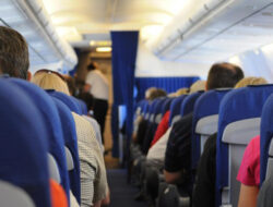 Tips Pramugari untuk Kebersihan saat Naik Pesawat: Tetap Kenakan Sepatu