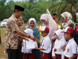 Pemerintah Kabupaten Solok Selatan Bagikan 12.734 Seragam Gratis kepada Siswa Baru SD dan SMP