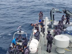 Kapal Perang TNI Angkatan Laut Lakukan Evakuasi Medis Korban Kecelakaan Laut di Perairan Halmahera Selatan