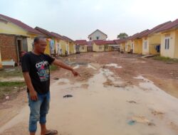 Warga Keluhkan, Jalan Perumahan Relokasi Blok B Becek Saat Hujan