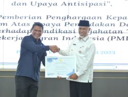 Gubernur Mahyeldi Terima Penghargaan dari BP2MI, Aktif Melindungi Pekerja Migran dari Sindikasi Kejahatan dan TPPO