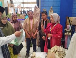 Gubernur Mahyeldi dan Ketua Dekranasda Sumbar Sambangi Pelaku UMKM di Pameran Kriyanus 2023