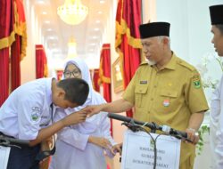 Gubernur Mahyeldi Hadiahkan Sepeda untuk Alif dan Andin; Pelajar MTsN 6 Padang Juara Kompetisi Robotic Nasional
