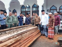 Gubernur Serahkan Kayu Tak Bertuan Temuan Dishut Sumbar untuk Pembangunan Masjid di Pesisir Selatan