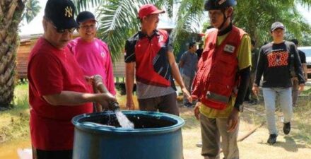 Bupati Kotim ikut mendistribusikan air ke warga yang dilanda kekeringan.