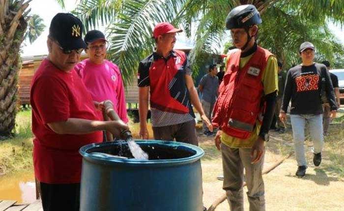 Bupati Kotim ikut mendistribusikan air ke warga yang dilanda kekeringan.