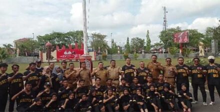 Pelajar dan Mahasiswa Kotim Terima Beasiswa Gerbang Mentaya foto bersama dengan Bupati Halikinnor.