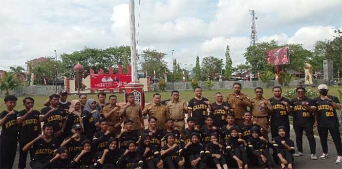 Pelajar dan Mahasiswa Kotim Terima Beasiswa Gerbang Mentaya foto bersama dengan Bupati Halikinnor.