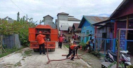 Pendistribusian air bersih ke warga Kotim akibat dampak kekeringan.