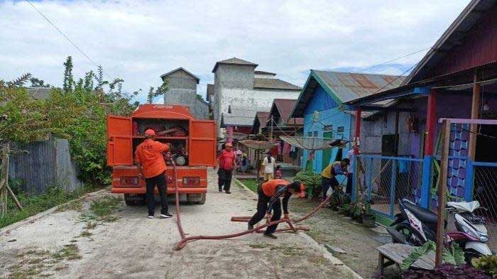 Pendistribusian air bersih ke warga Kotim akibat dampak kekeringan.