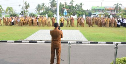 Pimpin Apel Perdana ASN, Pj Wali Kota Pariaman Roberia Ingatkan ASN Harus Bersyukur dan Disiplin