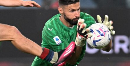 Olivier Giroud kala jadi kiper dadakan di laga Genoa vs AC Milan.