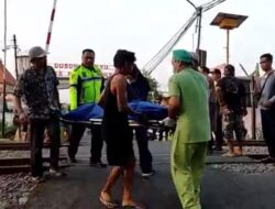 Kecelakaan Maut: Pengendara Motor Tertabrak Kereta Api di Lamongan